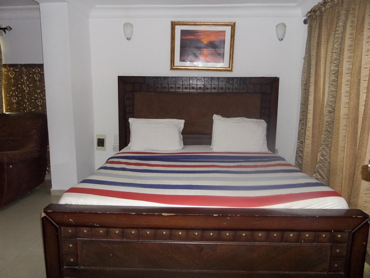 Theodawn Hotels @ Suite 29 Ікеджа Екстер'єр фото