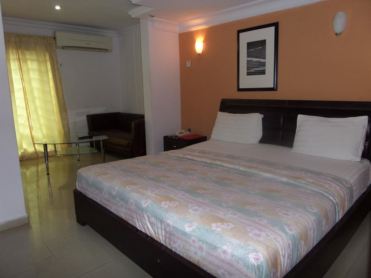 Theodawn Hotels @ Suite 29 Ікеджа Екстер'єр фото