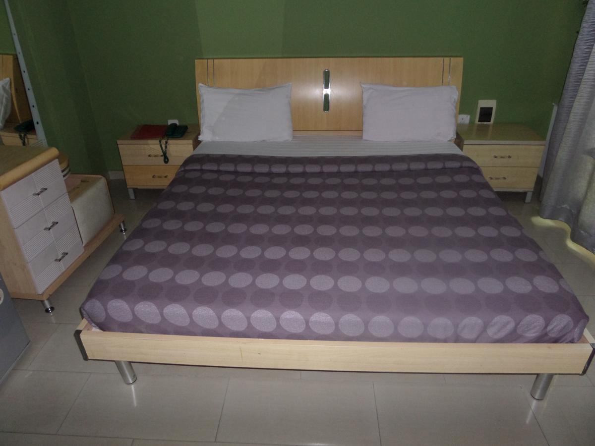 Theodawn Hotels @ Suite 29 Ікеджа Екстер'єр фото