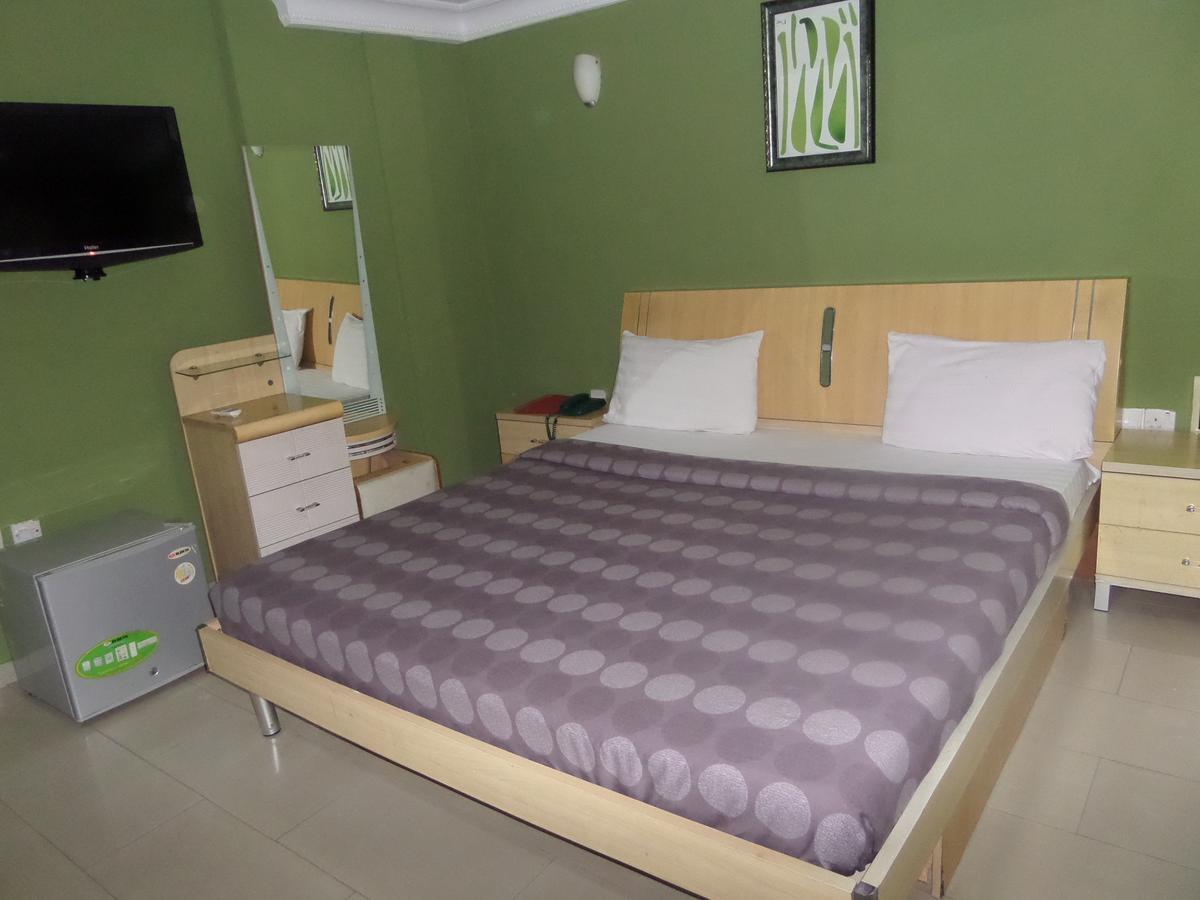 Theodawn Hotels @ Suite 29 Ікеджа Екстер'єр фото