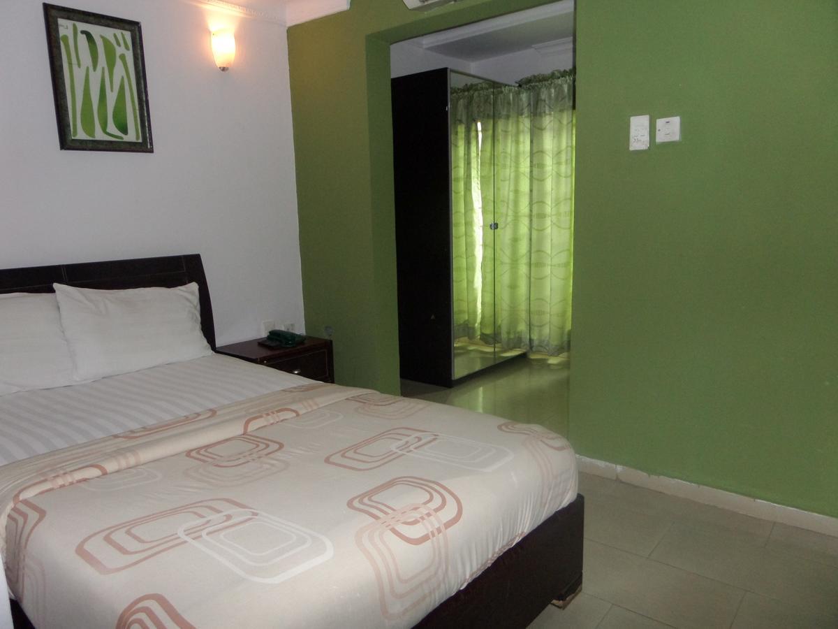 Theodawn Hotels @ Suite 29 Ікеджа Екстер'єр фото