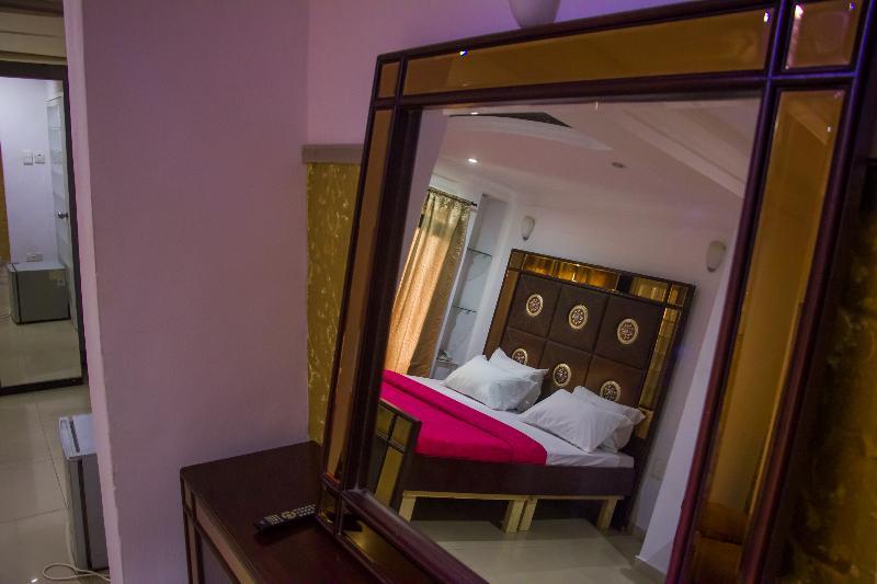 Theodawn Hotels @ Suite 29 Ікеджа Екстер'єр фото