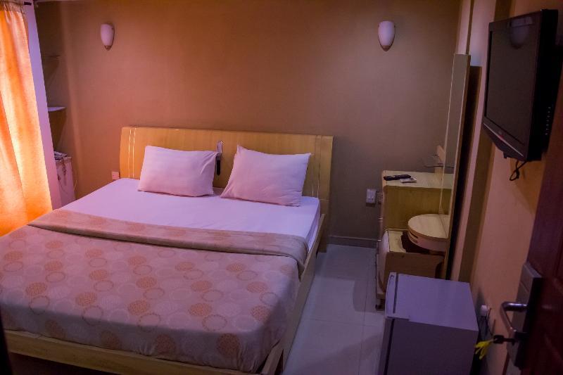 Theodawn Hotels @ Suite 29 Ікеджа Екстер'єр фото