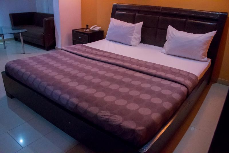 Theodawn Hotels @ Suite 29 Ікеджа Екстер'єр фото