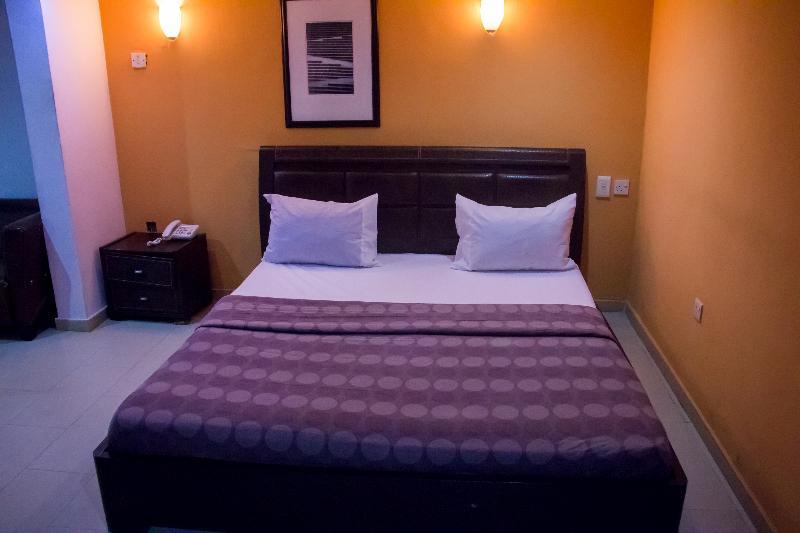 Theodawn Hotels @ Suite 29 Ікеджа Екстер'єр фото