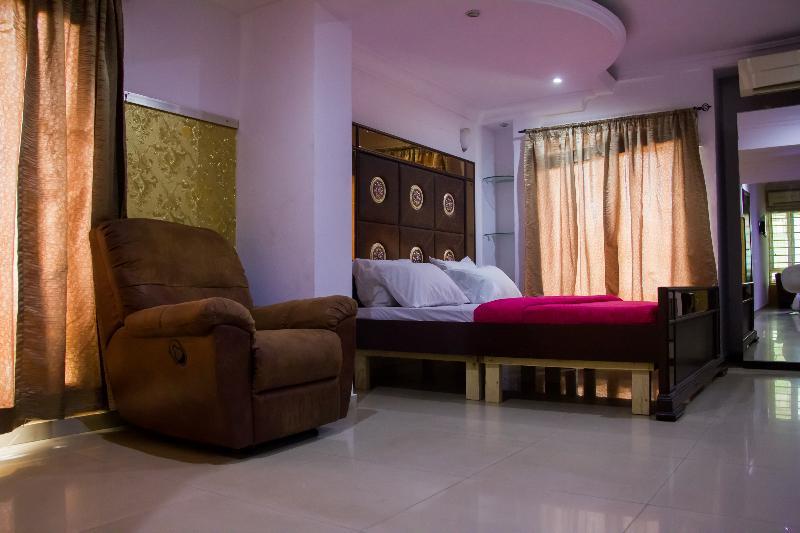 Theodawn Hotels @ Suite 29 Ікеджа Екстер'єр фото