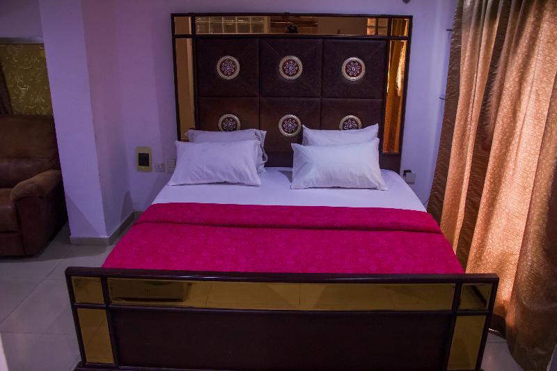 Theodawn Hotels @ Suite 29 Ікеджа Екстер'єр фото