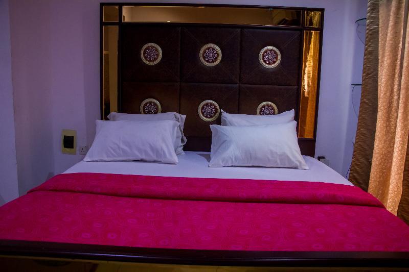 Theodawn Hotels @ Suite 29 Ікеджа Екстер'єр фото