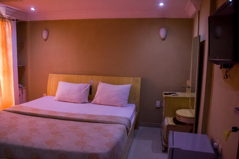 Theodawn Hotels @ Suite 29 Ікеджа Екстер'єр фото