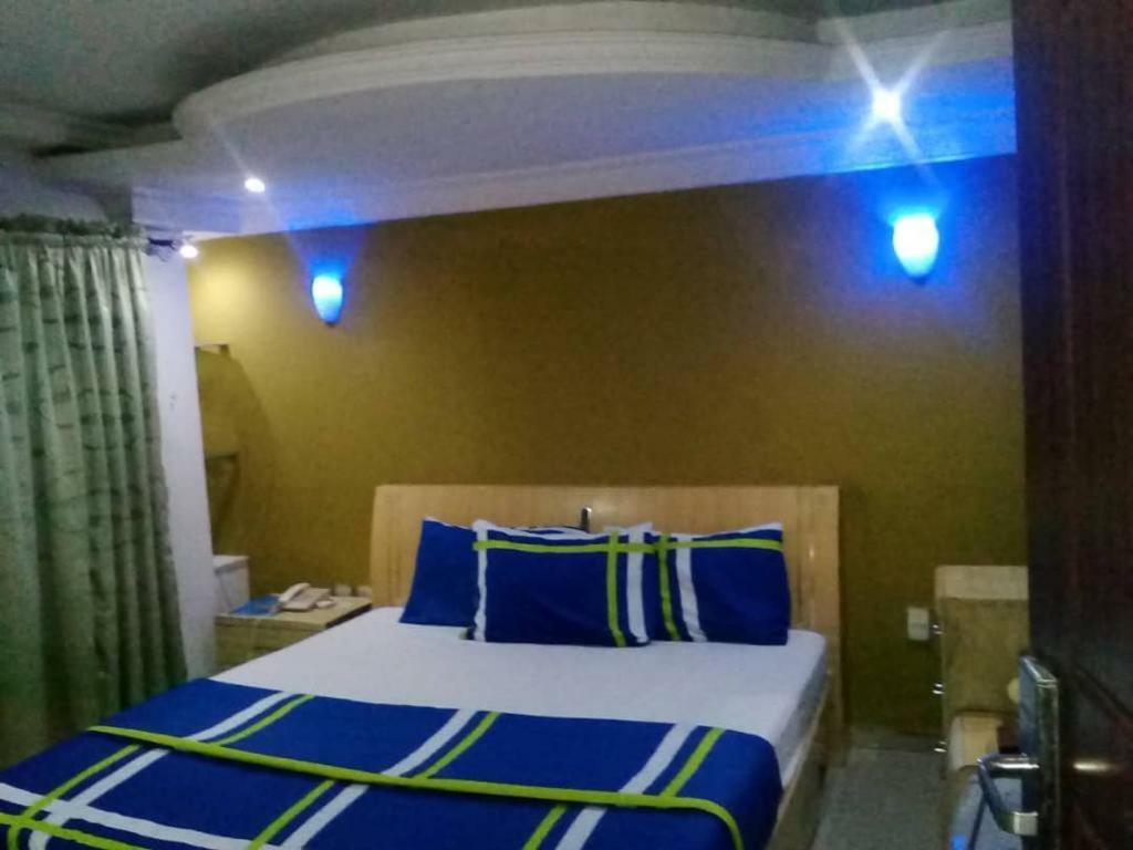 Theodawn Hotels @ Suite 29 Ікеджа Екстер'єр фото
